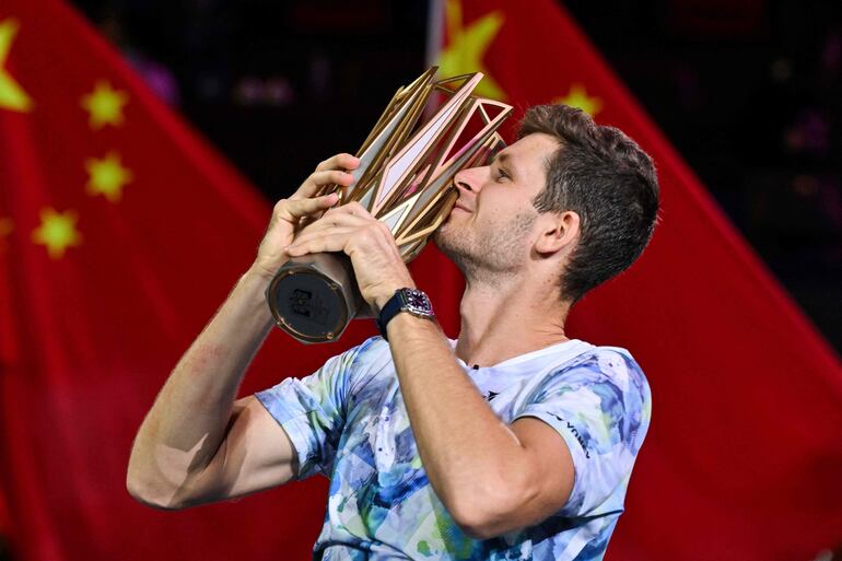 El polaco Hubert Hurkacz celebra con el trofeo de ganador después de ganar al ruso Andrey Rublev en la final individual masculina del torneo de tenis Masters de Shanghai en Shanghai el 15 de octubre de 2023.