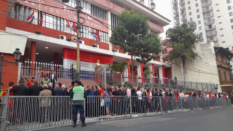 Una extensa fila se observa esta mañana frente a la sede del Partido Colorado por la "fecha feliz" de su presidente, Horacio Cartes.