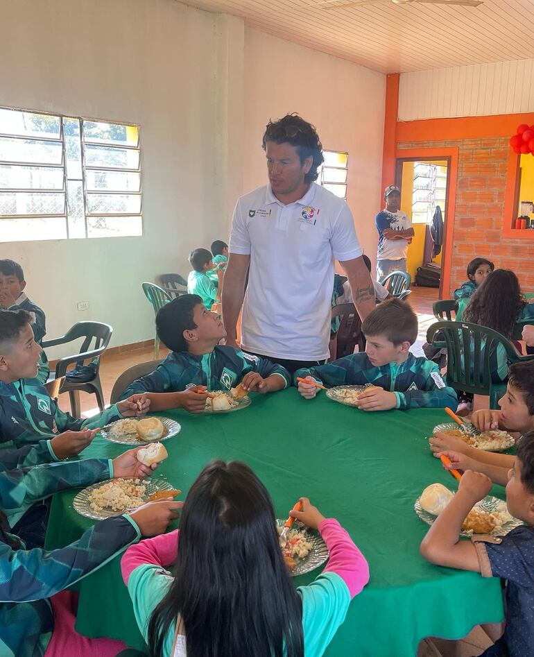 Nelson Haedo Valdez compartiendo con los peques de su fundación. (Instagram/Nelson Haedo Valdez)