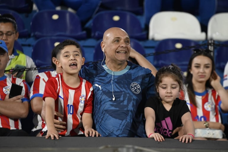 Los hinchas paraguayos en el estadio Defensores del Chaco en la previa del partido frente a Venezuela por las Eliminatorias Sudamericanas 2026.