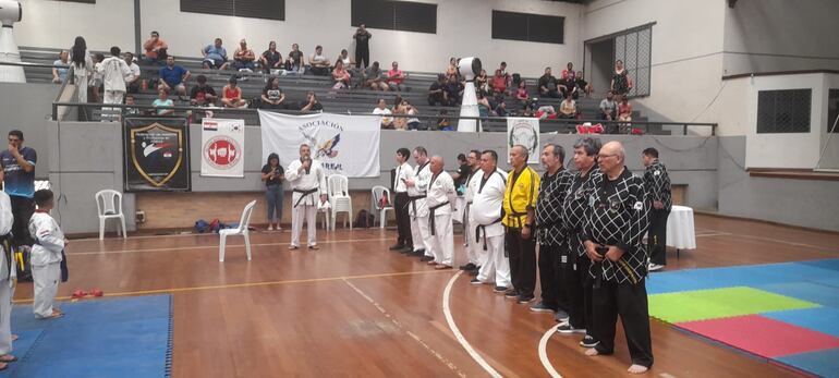 Los maestros y profesores se dirigen a los luchadores del I Open TKD, en el polideportivo UNACE.