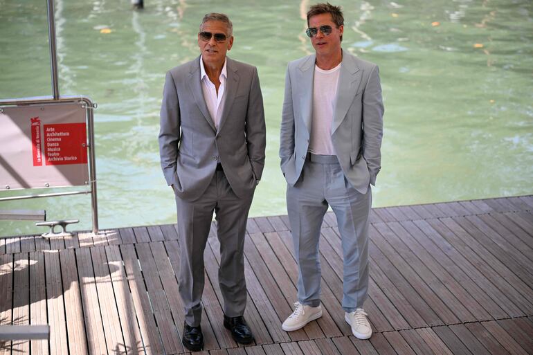 ¡Una dupla fantástica y fachera! Brad Pitt y George Clooney arribando al Casino en el Festival de Cine de Venecia. (Marco BERTORELLO / AFP)