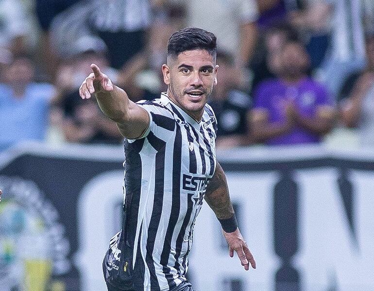 Jorge "Pollo" Recalde celebra su primer gol con la camiseta del Ceará Sporting Club.