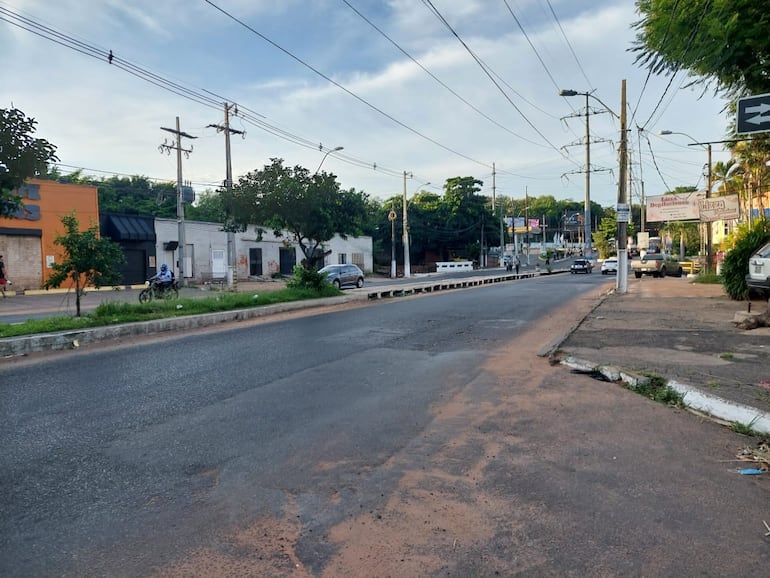 Preparan los caños para las obras en el puente de la avenida Luis María Argaña, sobre el arroyo Lambaré.