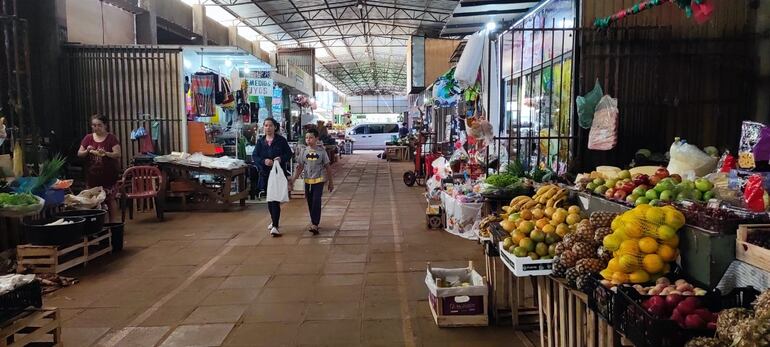 El mercado municipal atiende de lunes a lunes a clientes que buscan productos, mayormente comestibles. 