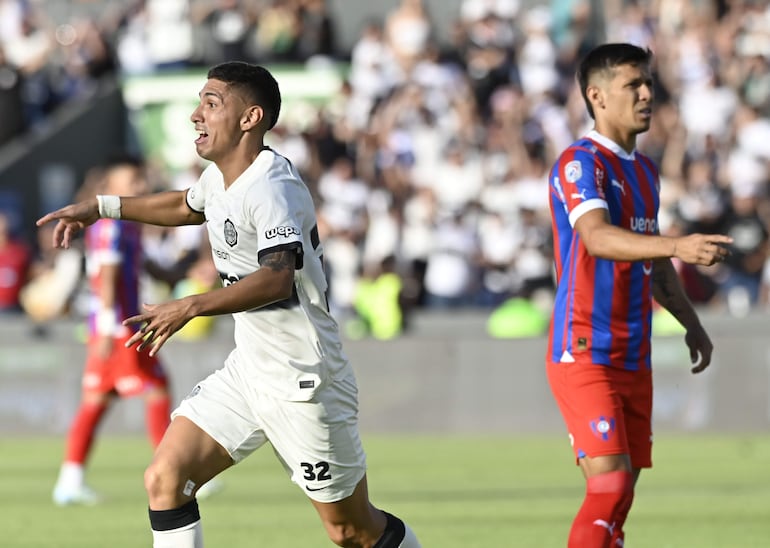 Erik López (i), jugador de Olimpia, celebra un gol en el superclásico frente a Cerro Porteño por la fecha 17 del torneo Clausura 2024 del fútbol paraguayo en el estadio Defensores del Chaco, en Asunción, Paraguay.