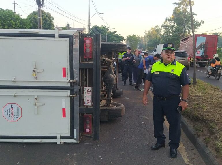 Imágenes del accidente de tránsito con vuelto de vehículo, registrado sobre la avenida Semidei y Yaguarón esta mañana.