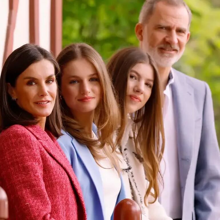 La reina Letizia, la princesa de Leonor, la infanta Sofía y el rey Felipe VI posando felices. (Instagram/Casa Real de España)