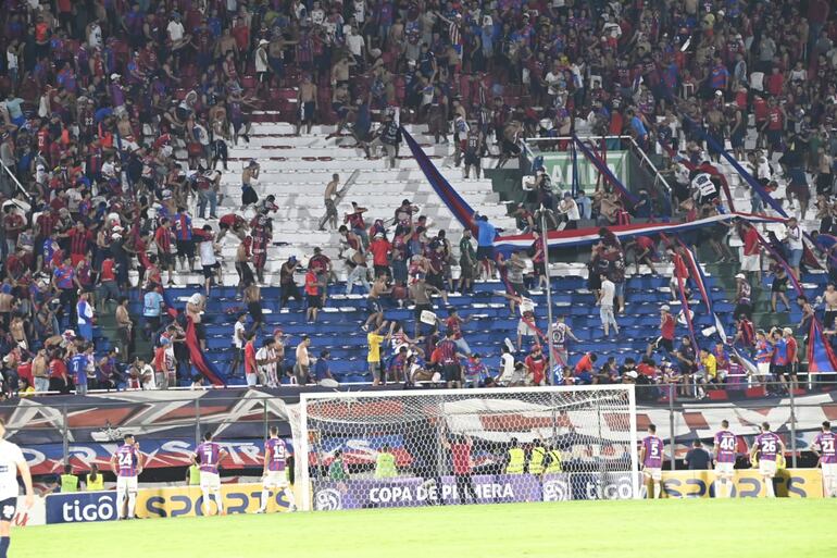 Los incidentes entre los barras de Cerro Porteño en la Gradería Norte durante el partido ante 2 de Mayo en el estadio Defensores del Chaco, en Asunción.