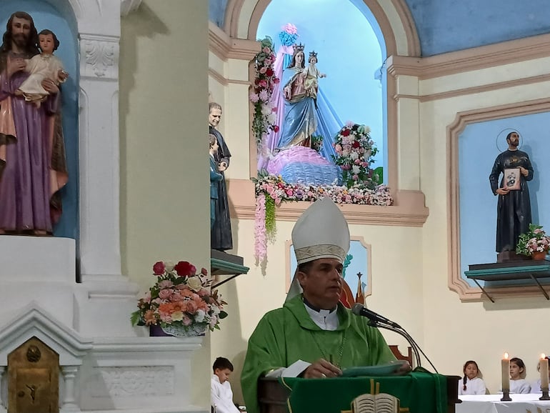 Monseñor Gabriel Escobar, obispo del Chaco durante su homilía de este domingo en la catedral de Fuerte Olimpo