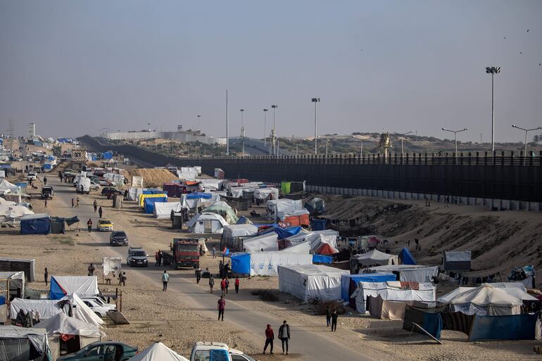 Los palestinos desplazados, que huyeron de sus hogares debido a las incursiones israelíes, se refugian cerca de la frontera con Egipto, en Rafah, en el sur de la Franja de Gaza.