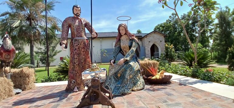 Pesebre hecho de materiales reciclados fue habilitado en el predio de la capilla de San Pío de los Capuchinos en Mariano Roque Alonso.