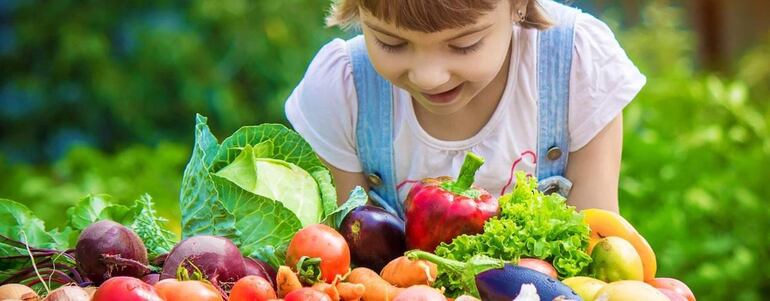 Es muy importante elogiar a los niños y niñas cada vez que comen o prueban verduras. Será más probable que vuelvan a comer verduras. Los elogios funcionan mejor cuando les decimos a los niños lo que hicieron bien.