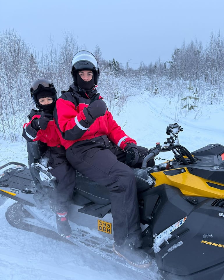 Cristiano Ronaldo paseando en una moto de nieve con una de sus niñas. (Instagram/Cristiano Ronaldo)