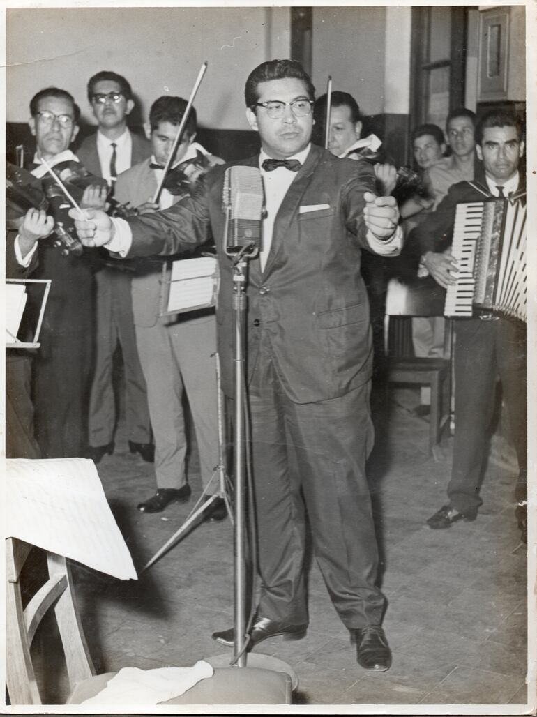 Lorenzo Álvarez dirigiendo una orquesta folclórica.