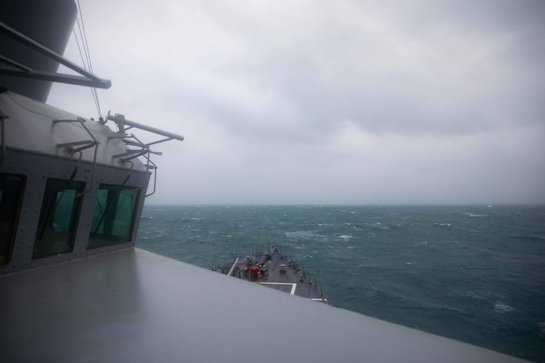 Esta fotografía tomada el 20 de octubre de 2024 y publicada el 21 de octubre por la Marina de los EE. UU. muestra el destructor de misiles guiados USS Higgins (DDG-76) clase Arleigh Burke navegando en el Estrecho de Taiwán.