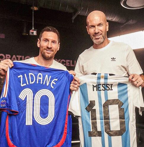 Lionel Messi y Zinedine Zidane, en charla este jueves.