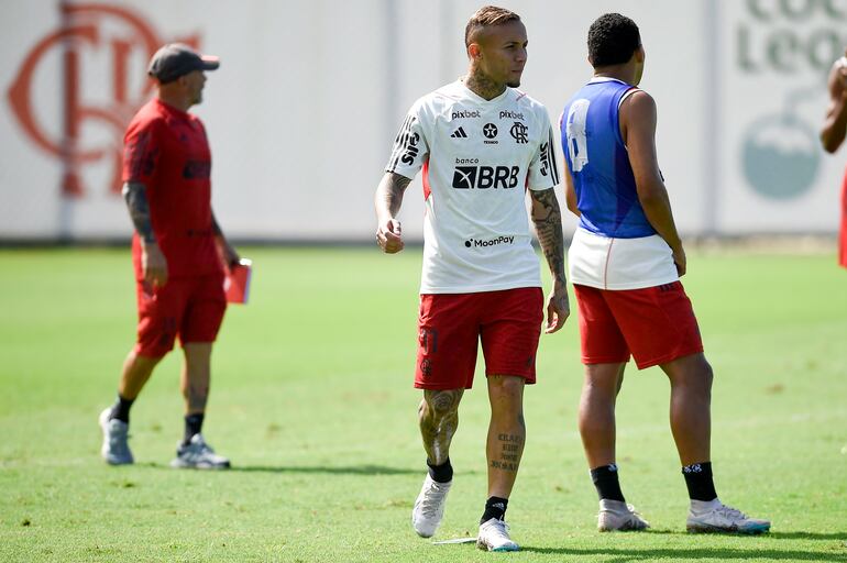 Jorge Sampaoli (I), entrenador del Flamengo, en el primer entrenamiento posterior al escándalo entre el preparador físico Pablo Fernández y el jugador Pedro.