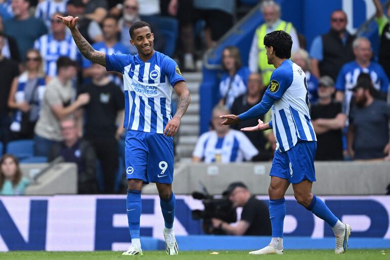  Joao Pedro (i), futbolista del Brighton, festeja un gol contra el Luton Town por la primera fecha de la Premier League en el American Express Community Stadium, en Brighton, Inglaterra. 