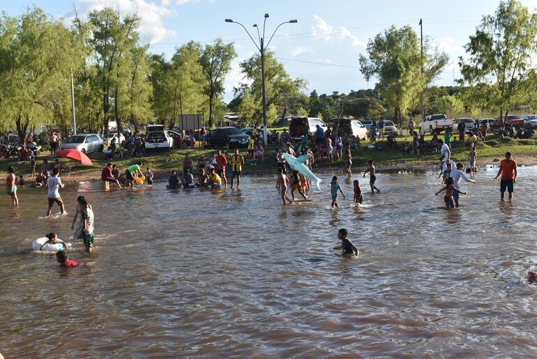 La playa del arroyo y balneario Tapiracuai espera a los bañistas para las fiestas de navidad y fin de año