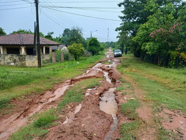 Calles del barrio Inmaculada de la capital departamental de San Pedro, se encuentran en lamentable estado. Tras la lluvia la erosión las dejó peor.