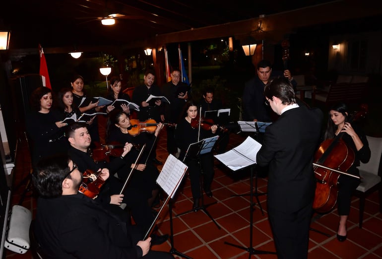 La Orquesta Sonidos de Paraqvaria acompañó la entrega del reconocimiento a Luis Szarán.