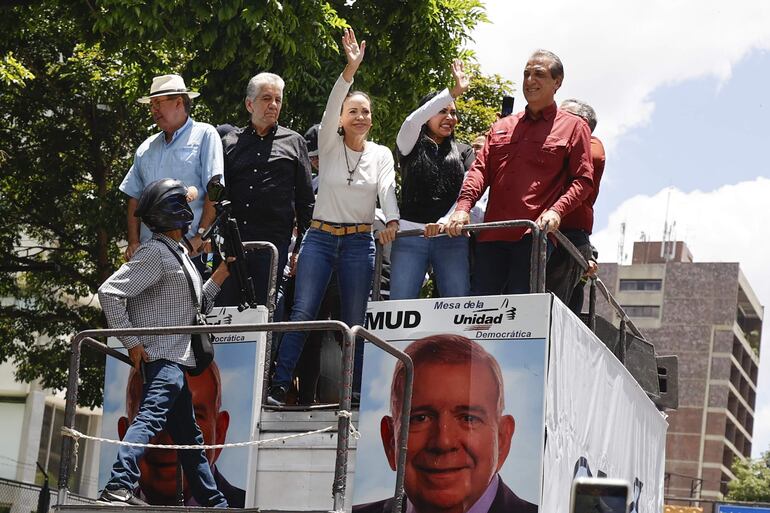 La líder de la oposición venezolana María Corina Machado (c) saluda en una movilización.