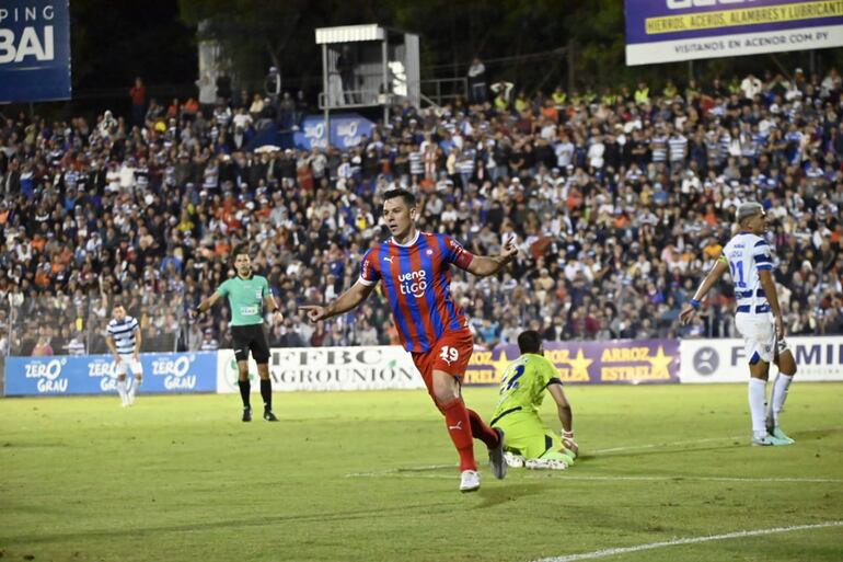 El argentino Diego Churín, jugador de Cerro Porteño, festeja un gol en el partido ante 2 de Mayo por el torneo Apertura 2024 del fútbol paraguayo en el estadio Río Parapití, en Pedro Juan Caballero, Paraguay.