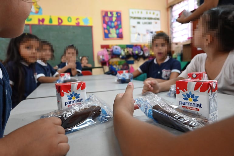 Leche de la merienda escolar en una institución educativa de Asunción.