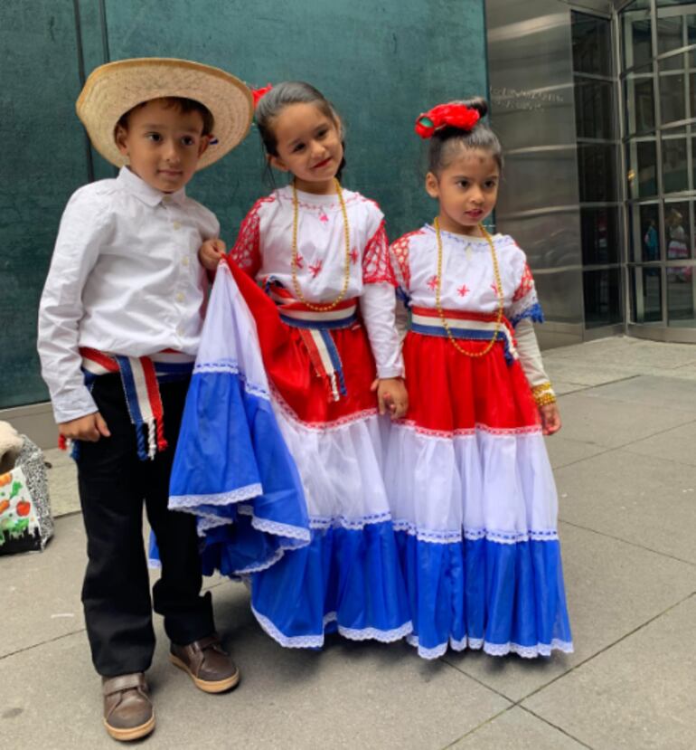 Hijos de paraguayos en Nueva York, en el Desfile de la Hispanidad.