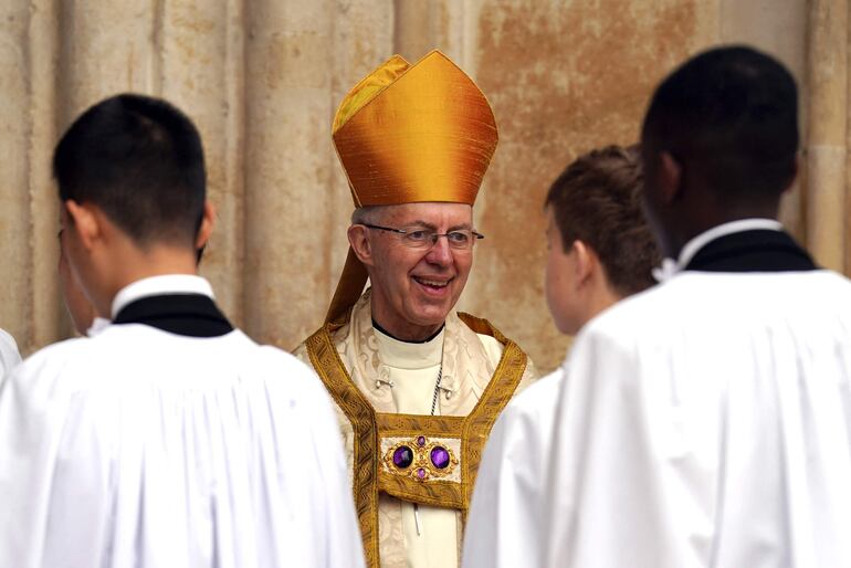 El arzobispo de Canterbury Justin Welby sonríe en la Abadía de Westminster. El líder de la Iglesia anglicana, Justin Welby, anunció el martes su dimisión, en un comunicado, tras las acusaciones de que su institución encubrió durante años agresiones físicas y sexuales de menores por un abogado vinculado a la misma.