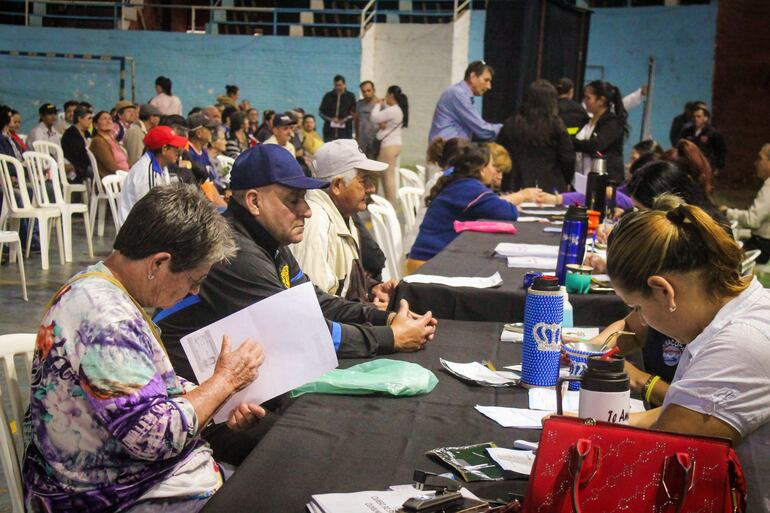 Adultos mayores realizando gestiones para obtener su tarjeta para el cobro de pensión en Villarrica. Foto de archivo.