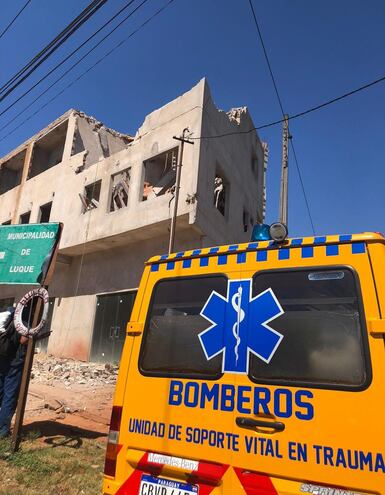 El edificio sufrió un derrumbe y personas quedaron atrapadas.