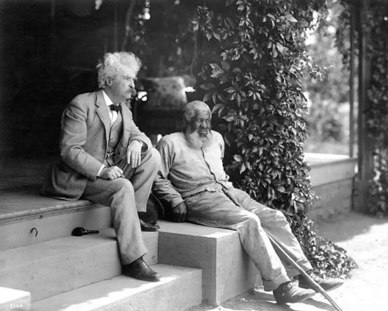 Mark Twain y su amigo John T. Lewis en Quarry Farm, East Hill, 1903.