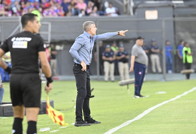 El argentino Martín Palermo, entrenador de Olimpia, en el superclásico del fútbol paraguayo frente a Cerro Porteño por la fecha17 del torneo Clausura 2024 en el estadio Defensores del Chaco, en Asunción.