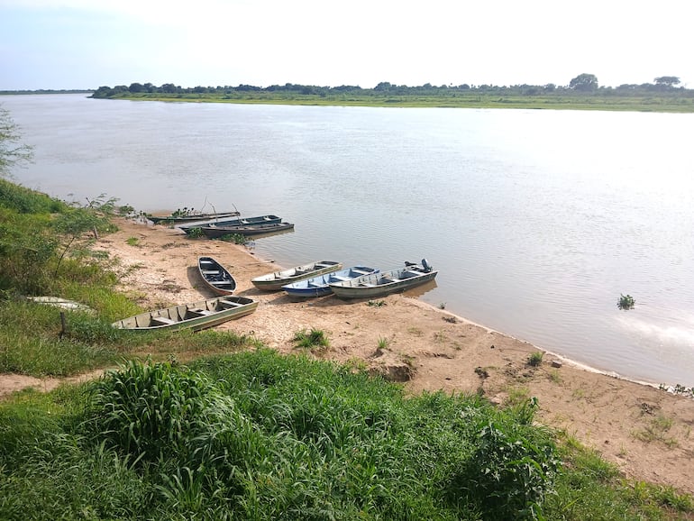 Embarcaciones paradas en Fuerte Olimpo, debido a la escasez de peces; en contrapartida el río experimenta un leve repunte.