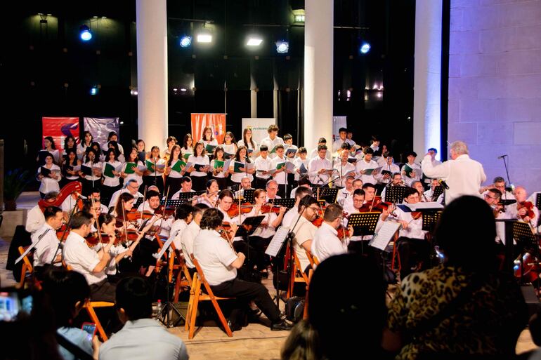 La OSCA y el coro Purahéi Pyahu en la primera presentación de este concierto, anteriormente en el CPJ.