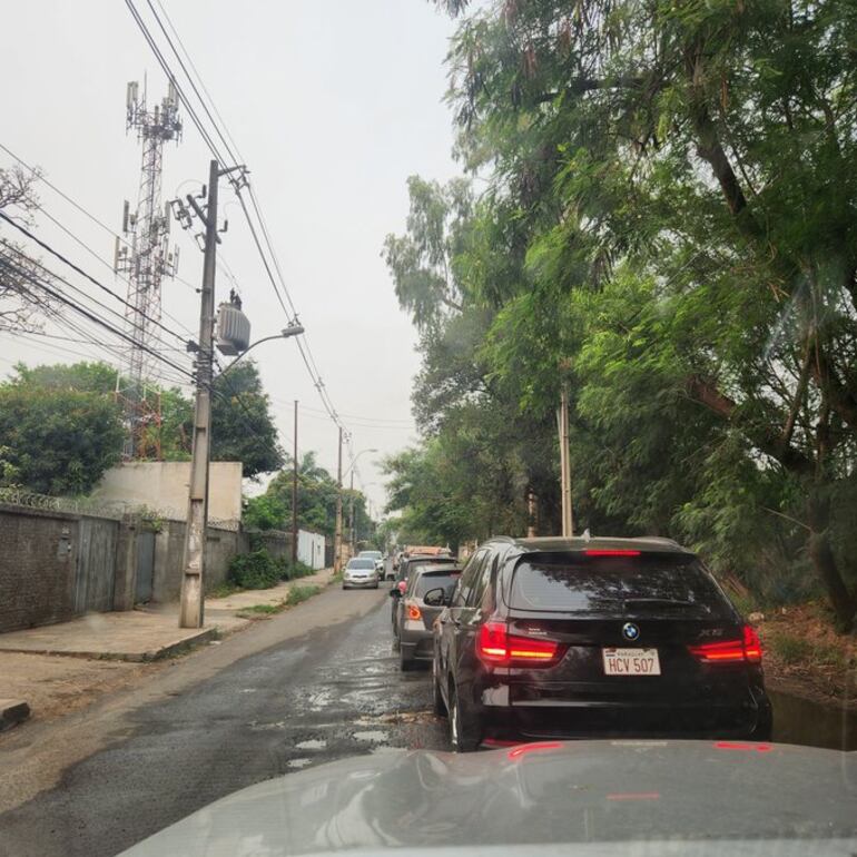 Largas filas en Diagonal Molas casi Venezuela, como consecuencia de la instalación de un nuevo semáforo.