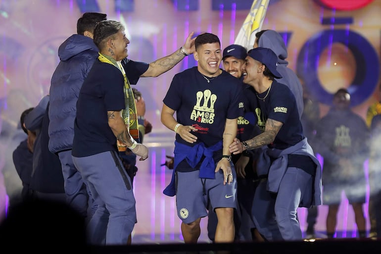 MEX206. CIUDAD DE MÉXICO (MÉXICO), 19/01/2025.- Jugadores del América celebran con su afición la obtención del tricampeonato este domingo, en la explanada del estadio Azteca de Ciudad de México (México). El chileno Diego Valdés y el paraguayo Richard Sánchez, fueron dos de los jugadores más aclamados en los festejos por el tricampeonato del América del fútbol mexicano. EFE/ Isaac Esquivel
