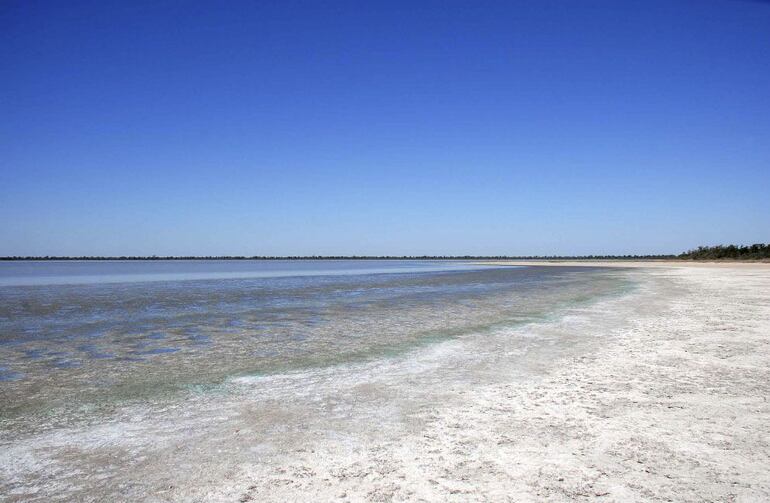 Paisaje típico de una de las lagunas saladas del Chaco, el lugar es ideal para acampar y disfrutar plenamente de la naturaleza. 