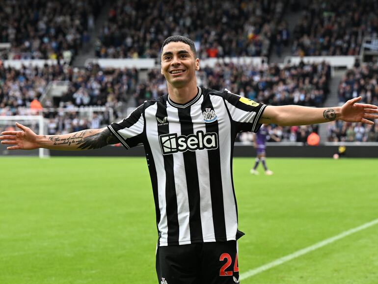 El paraguayo Miguel Almirón, jugador del Newcastle, celebra el tanto contra Fiorentina en un amistoso de pretemporada en Inglaterra.