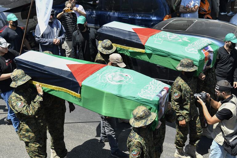 Miembros del Comité de Acción Conjunta Palestino llevan ataúdes simulados durante una protesta contra el asesinato del difunto líder de Hamas, Ismail Haniyeh, en Irán, en Beirut, Líbano.