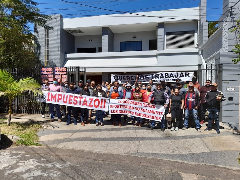 Explotadores de juegos de azar se manifestaron varias veces para exigir que el presidente de Conajzar, José Ortíz, sea destituido e investigado por diversas irregularidades al frente de dicha comisión.