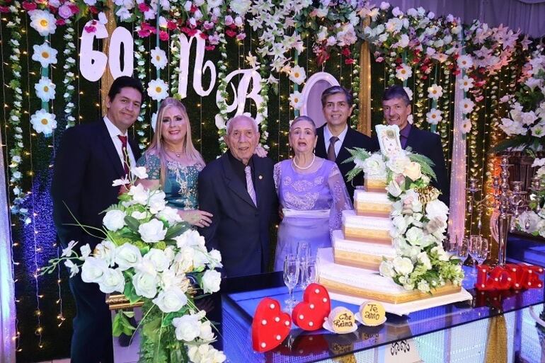 Basilides Invernizzi y Liduvina Torres con sus hijos el día de la celebración de los 60 años de matrimonio.