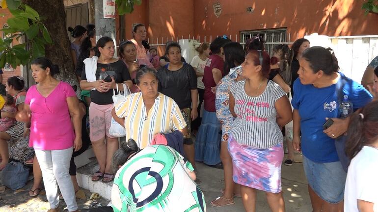 Familiares de reos exigen garantías para su ingreso a la cárcel de Tacumbú la semana que viene.