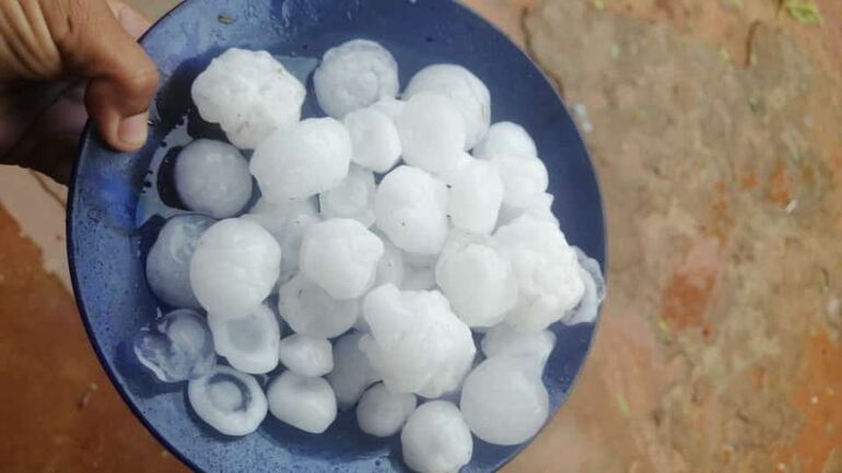 Granizos que fueron juntados ayer por los pobladores de las zonas afectadas.