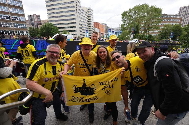 Los aficionados en los alrededores del estadio de Wembley antes de la final de la Champions League entre el Borussia Dortmund y el Real Madrid en Londres. 