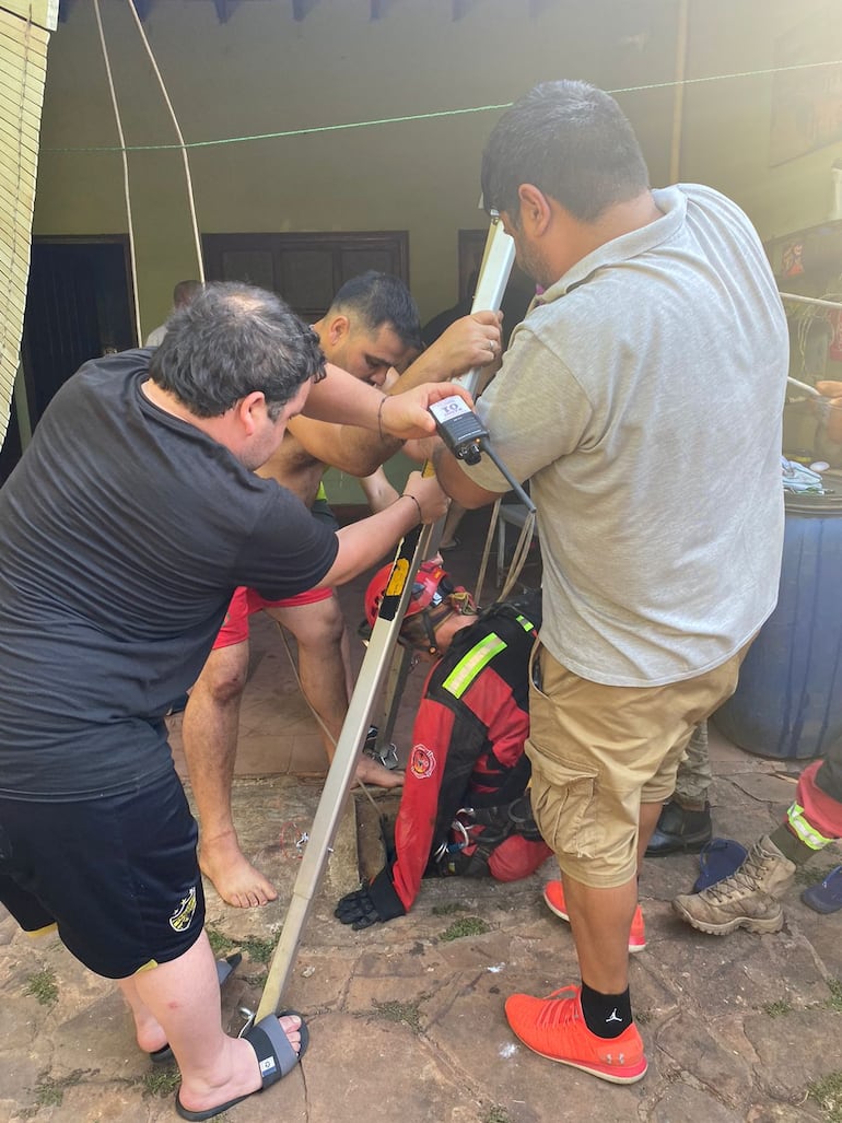 Bomberos salvan a un niño y a un hombre atrapados en un pozo en Capiatá.