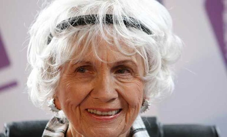 La escritora canadiense Alice Munro, ganadora del Premio Nobel de Literatura, falleció el lunes a los 92 años.