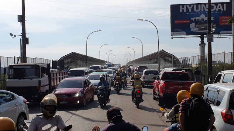 Miles de personas se desplazan todos los días entre Ciudad del Este y Foz de Yguazú lo que genera una preocupación por la mayor expansión del COVID-19.